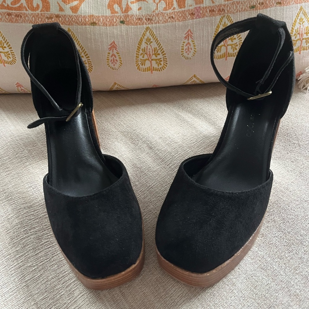 House of Harlow 1960 Tanner Black Suede Mary Jane Platform Block Heels. Size: 7.